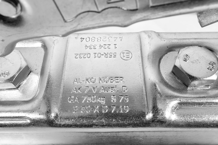 Шаровое сцепное устройство AL-KO AK7 75VR для прицепа грузоподъемностью 750 кг с V-образным дышлом.