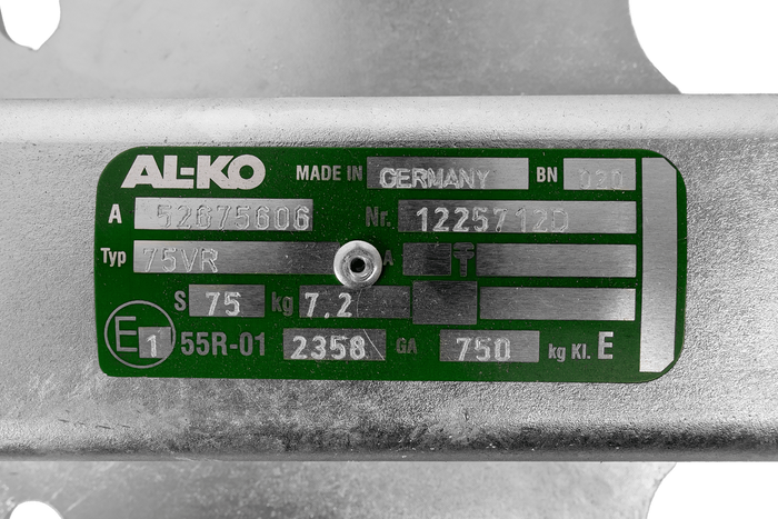 Шаровое сцепное устройство AL-KO AK7 75VR для прицепа грузоподъемностью 750 кг с V-образным дышлом.